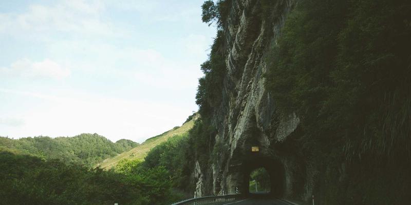 轻量化革命：碳纤维与高强度钢如何通过精密加工与注塑模具重塑汽车五金结构件